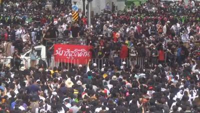 По Бангкоку прокатилась волна массовых протестов