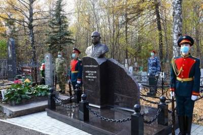 В Уфе открыли памятник генерал-лейтенанту полиции
