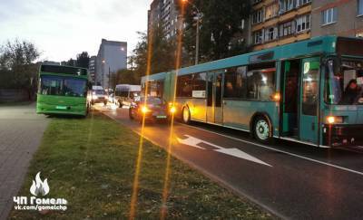 Фотофакт: в Гомеле автобус «притер» легковушку, еще один автобус застрял на газоне