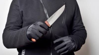 Двое неизвестных напали на подростка с ножом на улице Пограничника Гарькавого