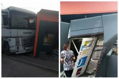 В Одессе грузовик без водителя раздавил магазин: кадры разрушительного ДТП