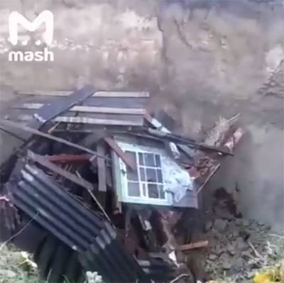 Спасатели ищут женщину в провалившемся под землю доме в Брянской области