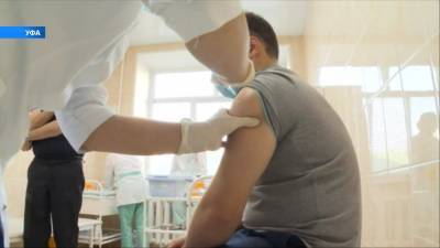 В Уфе врачи из «красной зоны» сделала вторую прививку от коронавируса