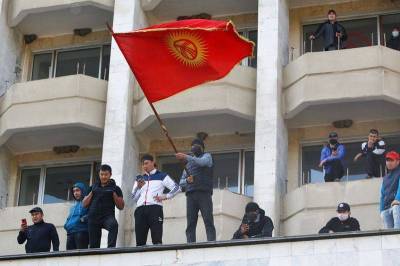 Киргизия отменила режим ЧП, хочет провести новые парламентские выборы в декабре
