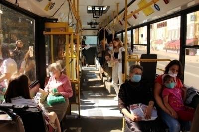 Пассажиры псковских автобусов пренебрегают масками