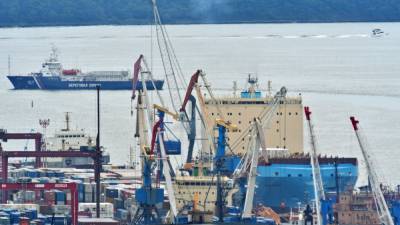 Во Владивостоке докеры захватили кабинет директора порта