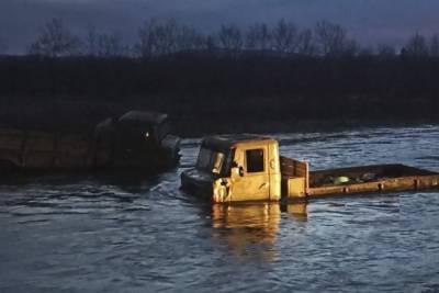 Спасатели ночью эвакуировали людей с застрявшей посреди реки машины под Читой