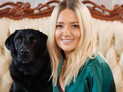 Наталья Могилевская показала свой дом и черную собаку