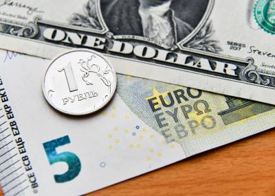Курс рубля снижается к доллару и евро