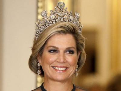 «Это провал»: Королева Нидерландов неудачно подобрала платье для выхода в свет