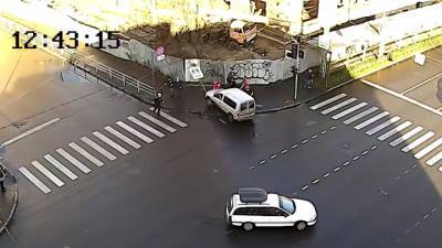 Петрозаводский водитель сбил знак и девочку, едва не задавив шестерых пешеходов. Видео