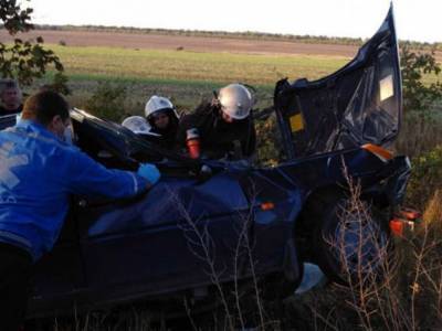 В Днепропетровской области спасатели вырезали водителя из автомобиля после ДТП