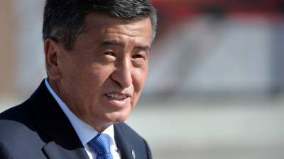 Оставившего пост президента Киргизии проводили аплодисментами