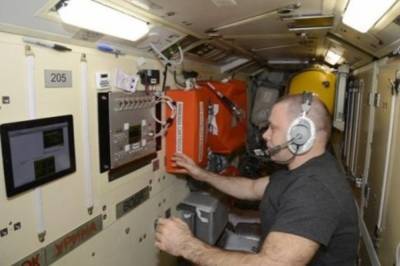 "На скотче не продержимся, изоленту давай": российские космонавты придумали как залатать пробоину на МКС