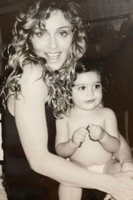 Мадонна поздравила дочь с днем рождения и показала ее грудное фото