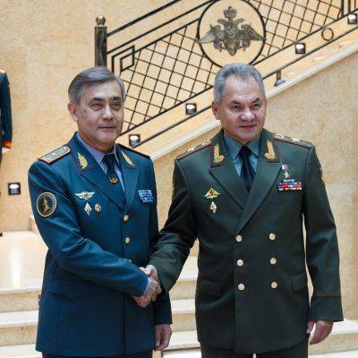 Шойгу проводит в Казахстане встречу с военно-политическим руководством
