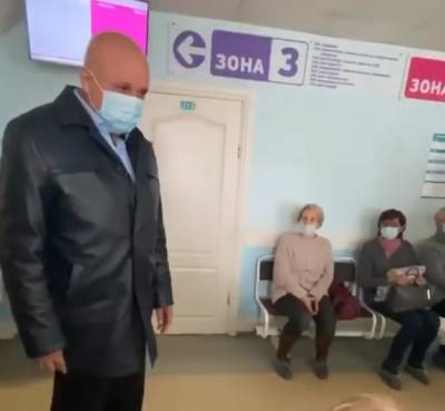 Сергей Цивилёв проверил ситуацию с очередями в поликлинике в центре Кемерова из-за жалоб горожан