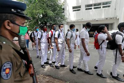 Людей заставили носить маски под угрозой тюрьмы на Шри-Ланке