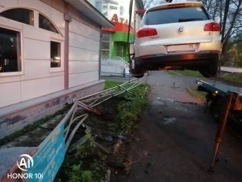 Скрывающийся от погони автомобиль закончил свой путь у ритуального магазина в Вологде (ВИДЕО)