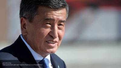 Жээнбеков ушел с поста президента Киргизии под аплодисменты