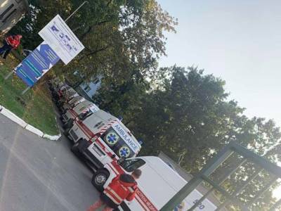 «Везут пациентов с подозрением на COVID-19»: В Киеве заметили очередь из автомобилей скорой помощи