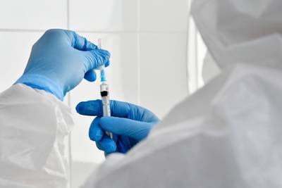 Первую российскую вакцину от коронавируса начали тестировать на пожилых