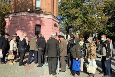 Против Узелкова открыли уголовное дело за угощение избирателей кашей