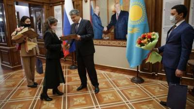Посол Казахстана вручил создательницам блога "Москва қазақша" благодарственное письмо от Токаева