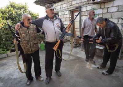 Армия обороны Карабаха раздает автоматы Калашникова армянскому населению