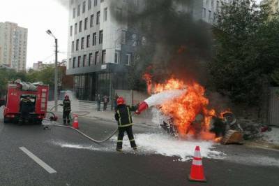 В Киеве в результате ДТП сгорело авто, есть пострадавший