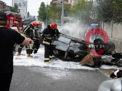 В Киеве на Борщаговке столкнулись 2 иномарки: авто Daewoo перевернулось и загорелось