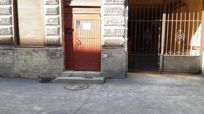 Жители Центрального района возмущены уродливой дверью в Саперном переулке