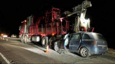 В Югре легковушка на скользкой дороге влетела под грузовик – воитель погиб