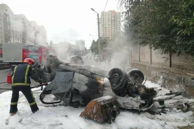 Влетел в авто и перевернулся: в Киеве Lanos сгорел дотла после масштабного ДТП (фото и видео)