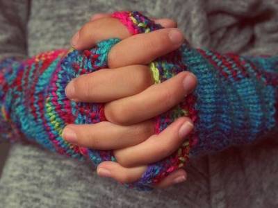 Специалисты рассказали, какие болезни могут скрываться за холодными руками