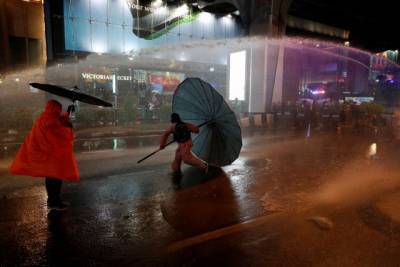 Полиция Бангкока стала разгонять протестующих водомётами