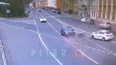 Видео: на Ждановской набережной столкнулись три машины