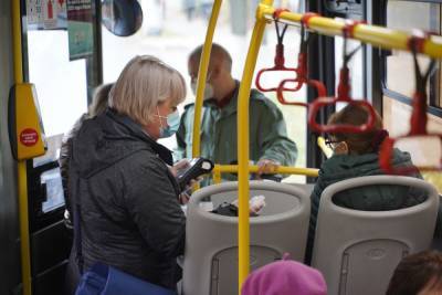 В Твери пассажирам автобусов раздают маски