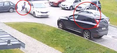 Маленькая школьница попала под машину во дворе в Петрозаводске (ВИДЕО)