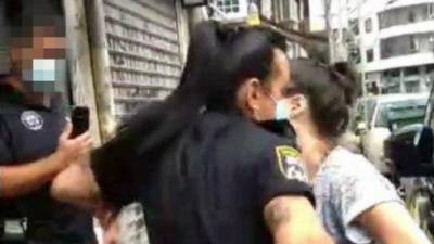 Видео: жесткое задержание девушки без маски, оказавшей сопротивление полиции