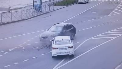 Появилось видео лобового столкновения такси и BMW в Петербурге