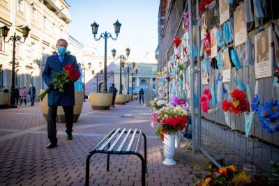 Беглов возложил цветы к Стене памяти погибших от коронавируса медиков