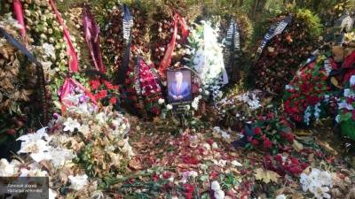 Фото ведущего "Русского лото" на его могиле затерялось в цветах и венках