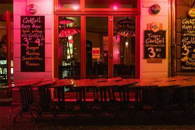 Владельцы 11 ресторанов в Берлине добились отмены комендантского часа