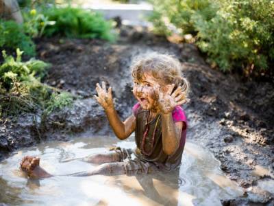 Ученые заявили о пользе грязи для здоровья детей