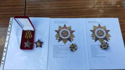 В Крыму у "черных копателей" изъяли награды героев и передали потомкам