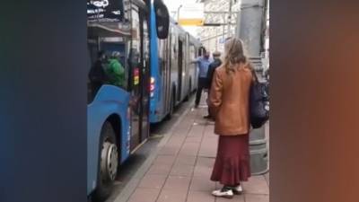 Водитель московского автобуса напал на пассажира без маски