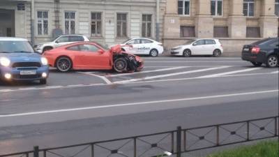 Момент столкновения Porsche и внедорожника в Петербурге попал на видео