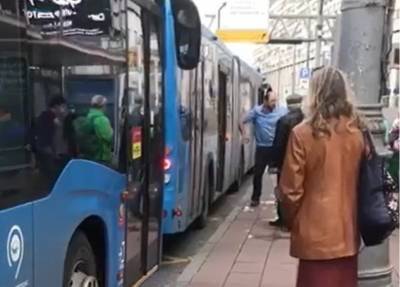 СМИ: в Москве водитель автобуса избил отказавшегося надевать маску пассажира
