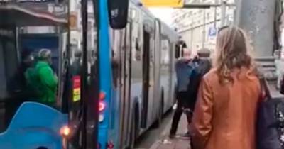 В Москве водитель автобуса одним ударом сбил с ног пассажира без маски